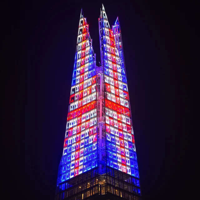 A beautiful moment! Last week, @theshardlondon illuminated the London skyline with a stunning display of the Union Jack, part of a city-wide tribute marking the 80th anniversary of VE Day✨ 
.
.
.
.
.
.
.
.
.
#veday #londonskyline #light #anniversary #VEDay80 #VEDay2025 #VictoryInEurope #UnionJackLights #WWIIAnniversary #LondonRemembers #RemembranceLights 
#NightPhotography #LondonAtNight
#CityscapePhotography #LongExposureShots
￼  #TheShard #ShardLondon #ViewFromTheShard
#LondonSkyline #LondonLandmarks #shardlife